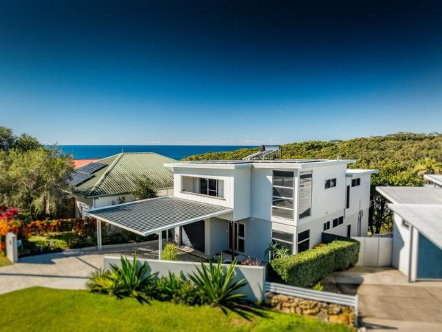 Coastal Elegance Just 400 Metres from the Beach