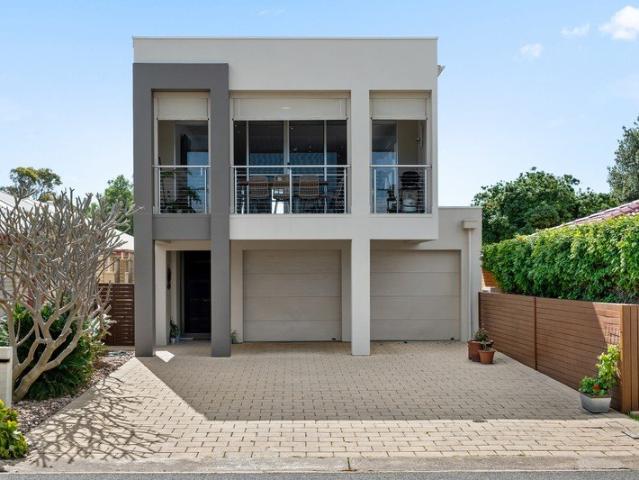Coastal Elegance, Just a Short Stroll From the Sea