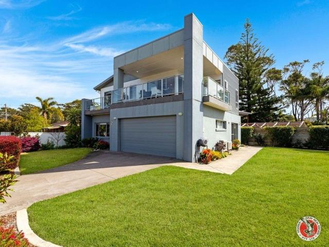 Coastal Elegance Just Steps from Broulee Bay