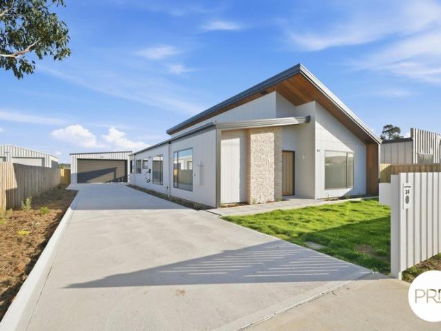 Coastal Elegance & Lifestyle property Your Gateway to Tasmania's East Coast!