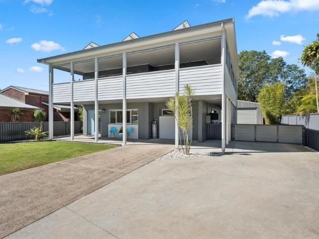 Coastal Entertainer Footsteps from River & Beach