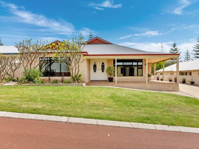 Coastal Entertainer with Side Access & Estuary Views