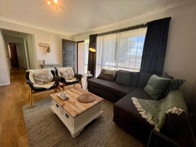 Coastal furnished cottage, minutes from the beach!
