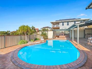 Coastal family Home with Views and Bonus Granny Flat