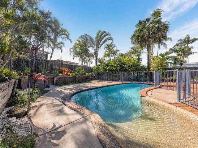 Coastal Family Living in a Fast Growing Aroona Pocket