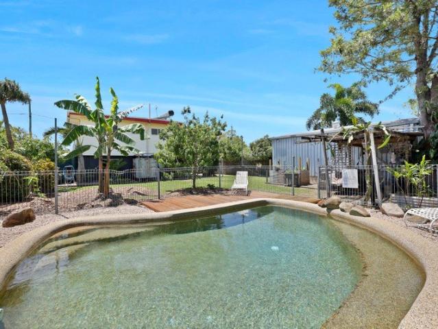 COASTAL FAMILY LIVING IN A QUIET NEIGHBOURHOOD, CLOSE TO THE CITY, THE BEACH & MANY SOCIAL & SPORTING GROUNDS