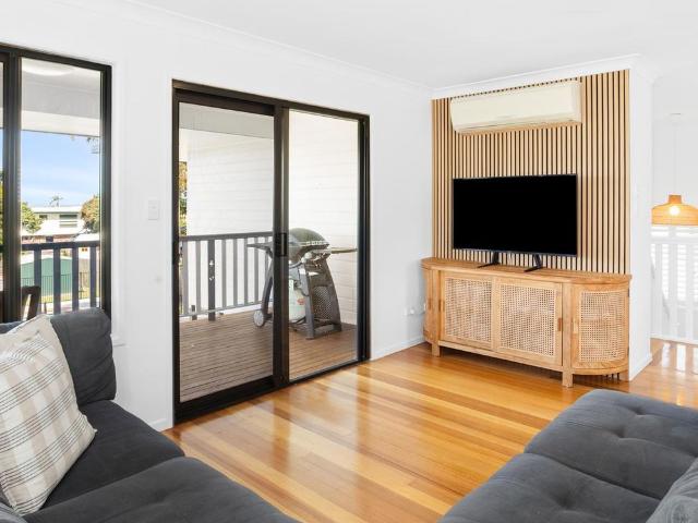 Coastal Family Living with Ocean Views Spacious Rental on 1,200m² Block