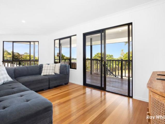 Coastal Family Living with Ocean Views Spacious Rental on 1,200m² Block