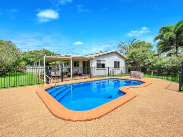 Coastal Family Living with Pool Just 300m from the Beach