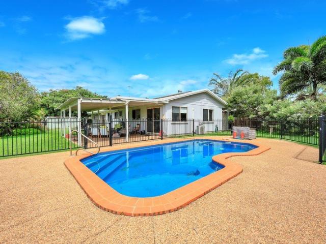 Coastal Family Living with Pool Just 300m from the Beach
