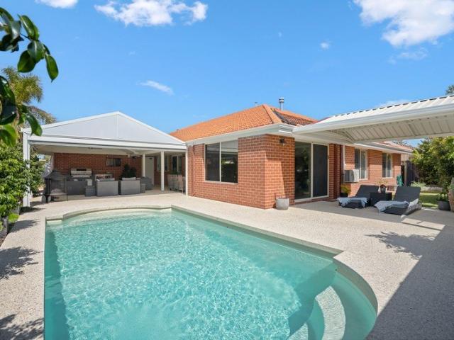 COASTAL FAMILY LIVING WITH POOL, SPACE & SERIOUS PARKING