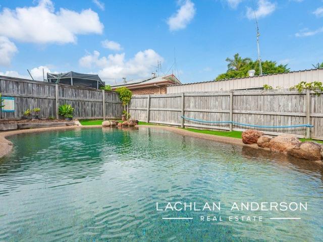 COASTAL FAMILY LIVING WITH POOL WALK TO DICKY BEACH