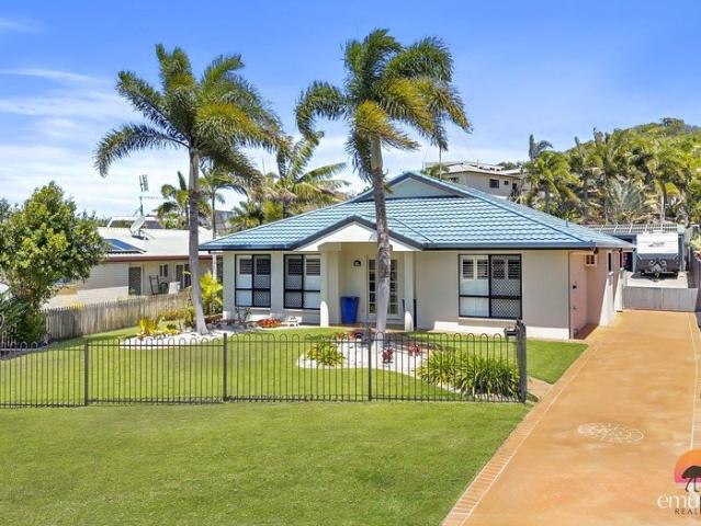COASTAL FAMILY LIVING WITH POOL & 3 BAY SHED!