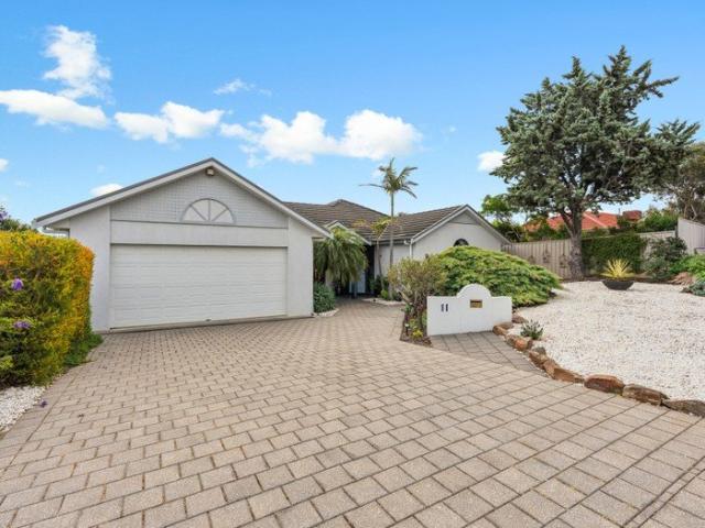COASTAL FAMILY LIVING WITH SPACE FOR EVERYONE!