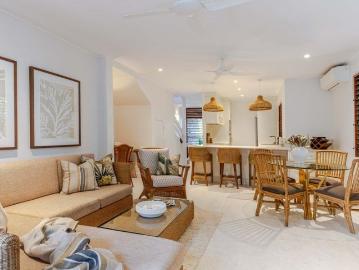 Location Location Location 2 mins walk to Four Mile Beach in one of Ports most desirable streets