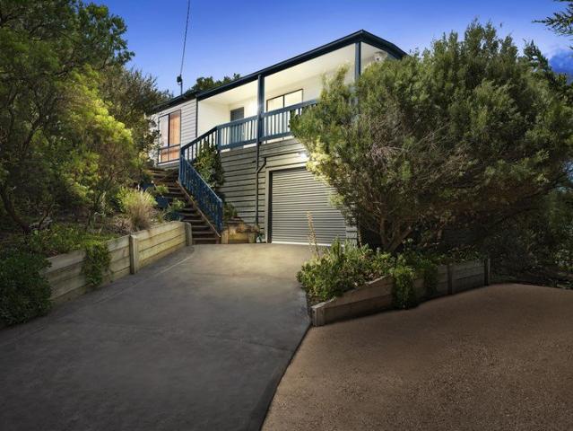Coastal getaway near beach & shops