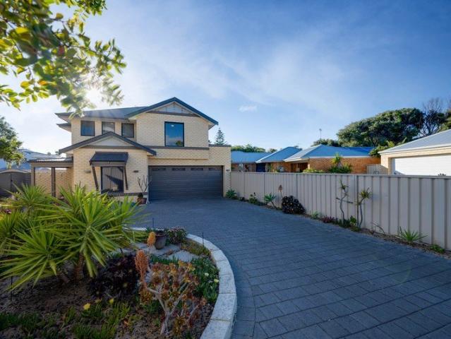 Coastal Grandeur Only 200 meters to the Beach!