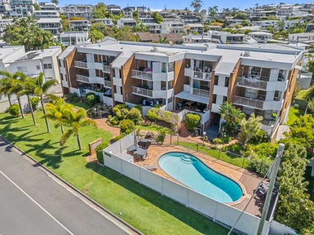 Coastal Ground Floor Living with Expansive Private Courtyard * 6 month lease