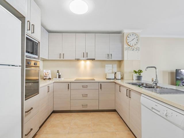 Coastal Ground Floor Living with Expansive Private Courtyard * 6 month lease