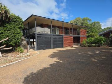 COASTAL HIDEAWAY SURROUNDED BY NATURE PEACEFUL LIVING IN MOORE PARK BEACH