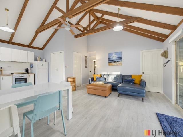 Coastal Holiday Escape Beach Access, Spacious, Pet Friendly Cabin with Lock Up Garage