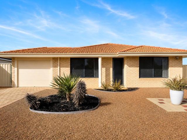 Coastal Home Minutes from Quinns Beach