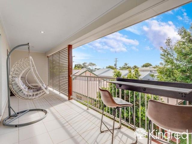 Two Storey Duplex No Body Corp, Walk to the Beach