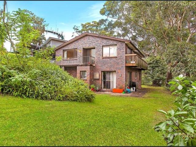 Coastal Home with Leafy Outlook