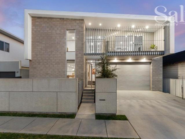 Coastal industrial 6 bedroom stunner, just 800m to the beach