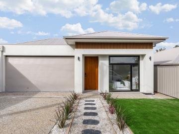 Coastal Inspired New Build On The Edge of Adelaide's North Eastern Hills