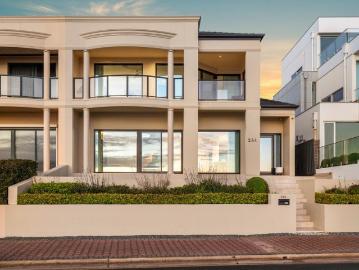 Coastal luxury with an entertainer's edge and the esplanade at your feet