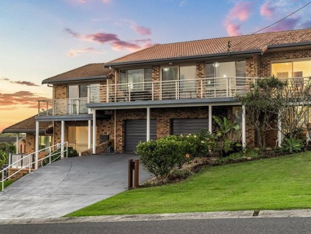 Coastal Luxury with Panoramic Ocean Views & Flexible Dual Living