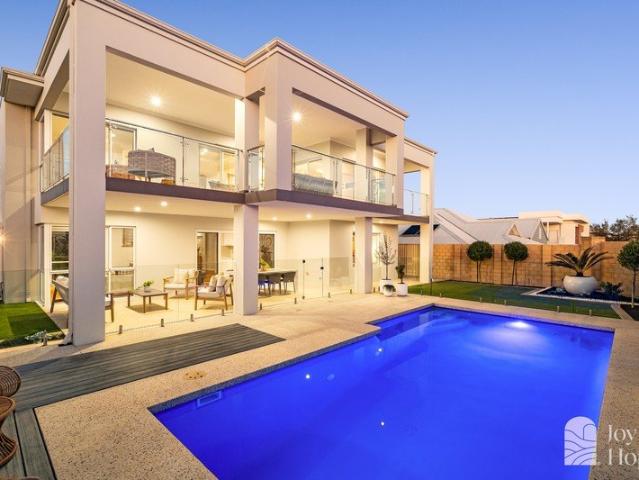 COASTAL LUXURY CURATED