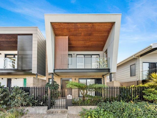 COASTAL LUXURY IN PRIME POSITION