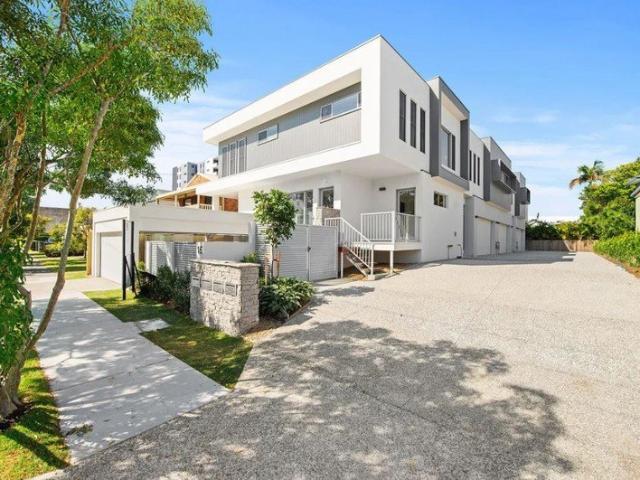 Coastal Luxury Just Metres from the Sand in the Heart of Mermaid Beach