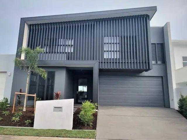 Coastal Luxury: Modern Elegance Steps from Bokarina Beach