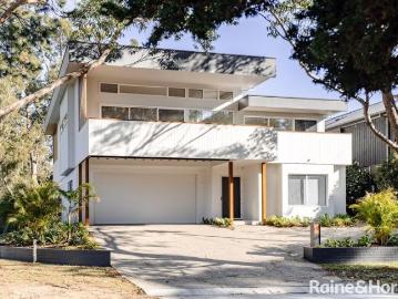 Coastal Luxury on Narrawallee Inlet