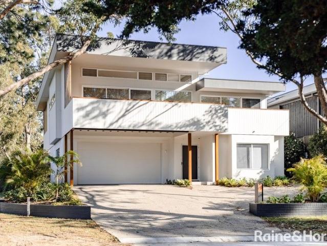 Coastal Luxury on Narrawallee Inlet