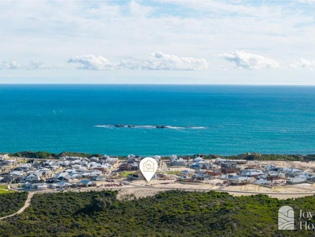 COASTAL LUXURY SHAPED BY ITS SURROUNDINGS