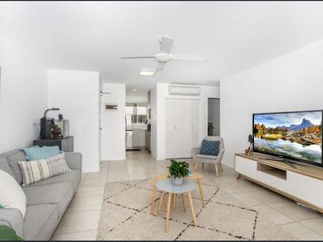 Coastal Lifestyle Apartment on the Strand!