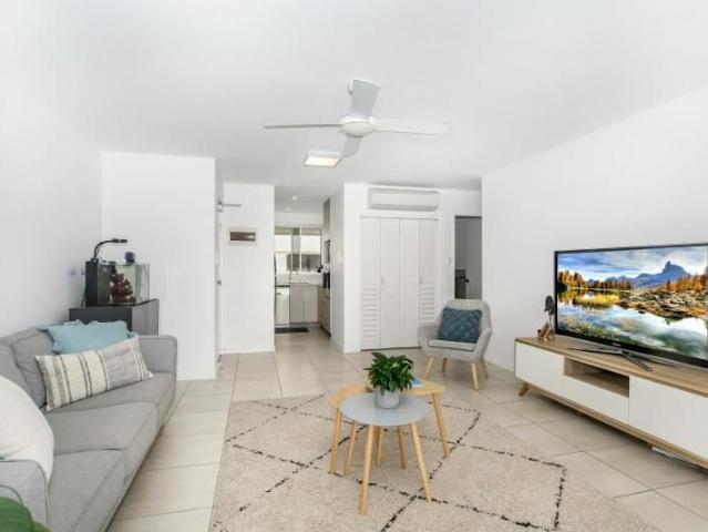 Coastal Lifestyle Apartment on the Strand!