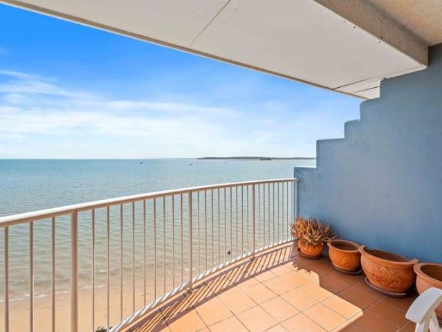 Coastal Lifestyle Elevated: Modern 3 Bed Double Level Unit with Rooftop Terrace