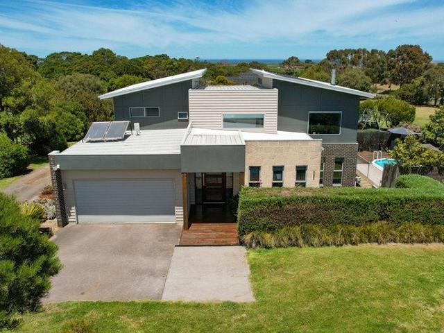 COASTAL LIFESTYLE ON 2.1 ACRES OVERLOOKING THE SOUTHERN OCEAN