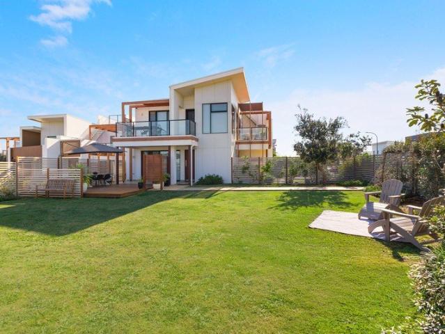 Coastal lifestyle retreat just a stone's throw to Sharpes Beach