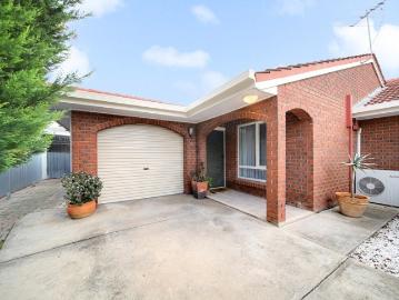 Coastal living, three bedroom unit near Semaphore