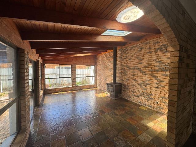 Coastal Living Walk To Beach 5 Bedrooms 2 Bath Plus Office Space