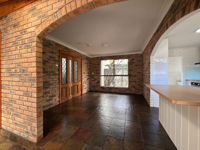 Coastal Living Walk To Beach 5 Bedrooms 2 Bath Plus Office Space