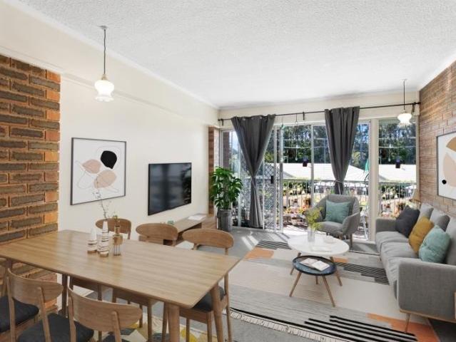 COASTAL LIVING! WALK TO THE WATER RENOVATORS DREAM!