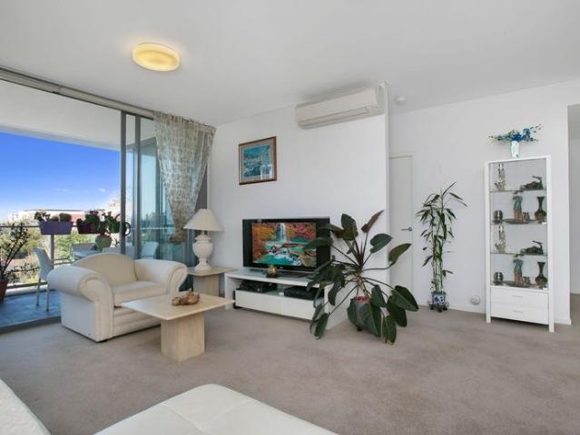 Coastal Living with Ocean Glimpses,1Bedroom+Studay in the Heart of Little Bay, Open inspection by appointment