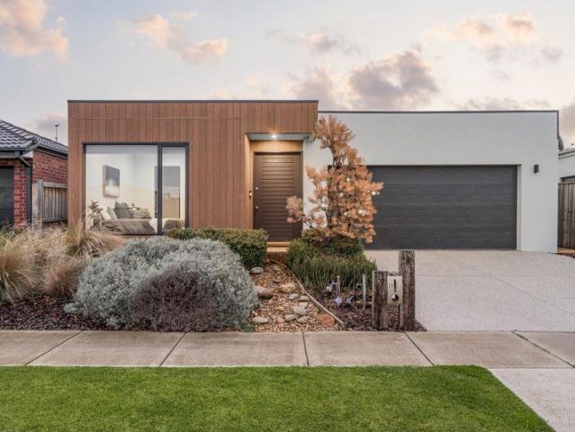 Coastal Living with Contemporary Ease